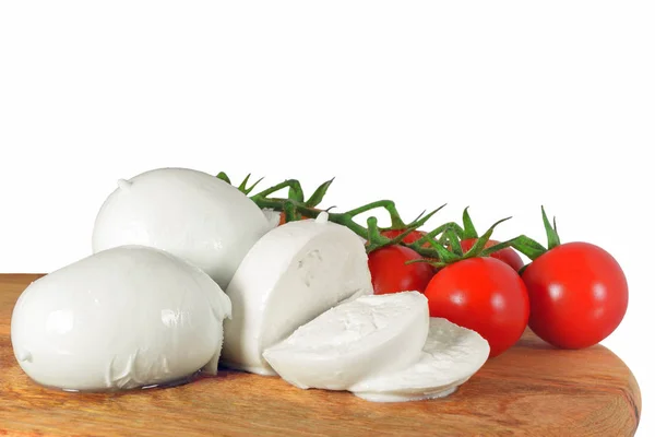 Mozzarella-Käsebällchen mit Kirschtomaten auf weißem Hintergrund — Stockfoto