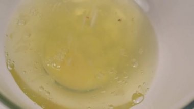 Yumurta beyazı cam kasede elektrikli karıştırıcı ve şekerle dövülmüş.