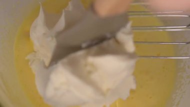 Yumurta sarısı çırpma, şeker ve mascarpone peyniri kasede geleneksel İtalyan kremalı tatlısını yapmak için..