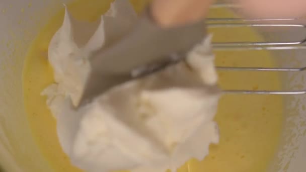 Whisking Äggulor Socker Och Mascarpone Ost Skålen För Att Göra — Stockvideo