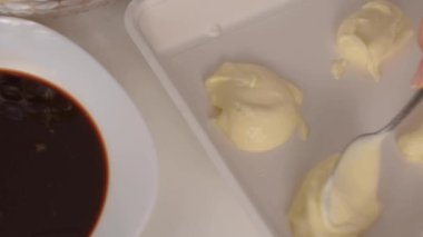 İtalyan tiramisu keki, peynirli, kremalı, kahveli ve bisküvili Pavesini. Tiramisu hazırlığı. Ev yapımı Tiramisu tatlısı..