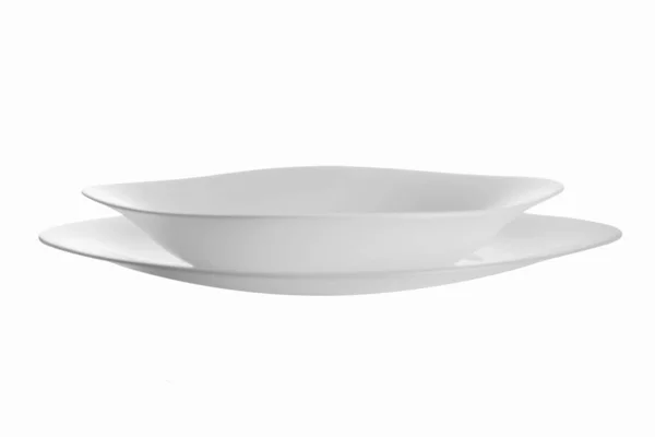 在白色背景上隔离的两个空的白色陶瓷盘，前视图 — 图库照片