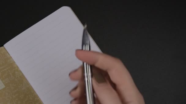 Vrouwelijke Handen Schrijven Met Potlood Lijst 2020 Blanco Gestreepte Notebook — Stockvideo