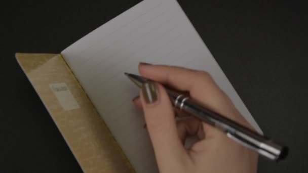 Les Mains Féminines Écrivent Avec Crayon Faire Liste Sur Carnet — Video