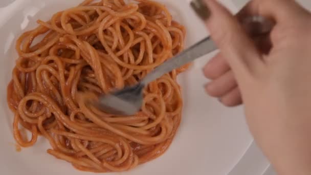 Samica Owija Spaghetti Widelcu Białe Danie Makaronu Sosem Pomidorowym Tartym — Wideo stockowe