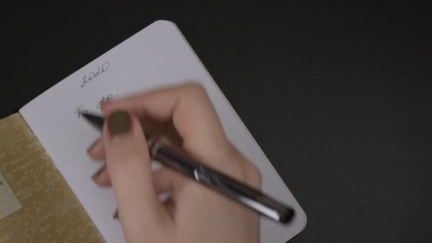 Vrouwelijke Handen Schrijven Met Potlood Lijstnummering 2020 Blanco Gestreepte Notebook — Stockvideo