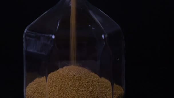 Přesýpací Hodiny Zlatým Pískem Černém Pozadí Písek Protékající Žárovkami Přesýpacích — Stock video