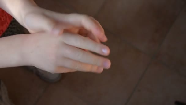 Ręka Kobiety Wylewa Dłonie Żel Antybakteryjny Środek Dezynfekujący Bazie Alkoholu — Wideo stockowe