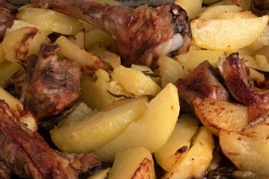 Fırında biberiyeli fırında patates ve kuzu eti, bac