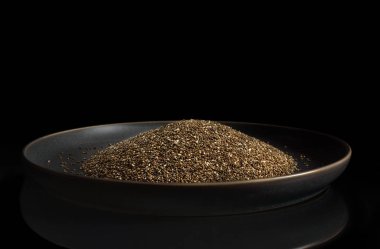 Siyah ve beyaz chia tohumları gri tabakta izole edilmiş.