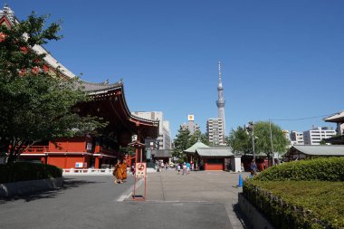 Tokyo 'daki antik Japon meydanında ufukta Tokyo Skytree kulesi var.