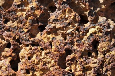 Arka plan için gözenekli kırmızı taş duvarın tam kare görüntüsü