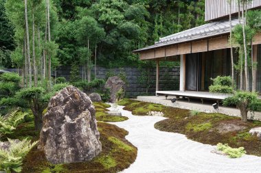 Güzel Japon bahçesinin manzaralı görüntüsü