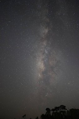 Gece gökyüzünde samanyolu manzarası