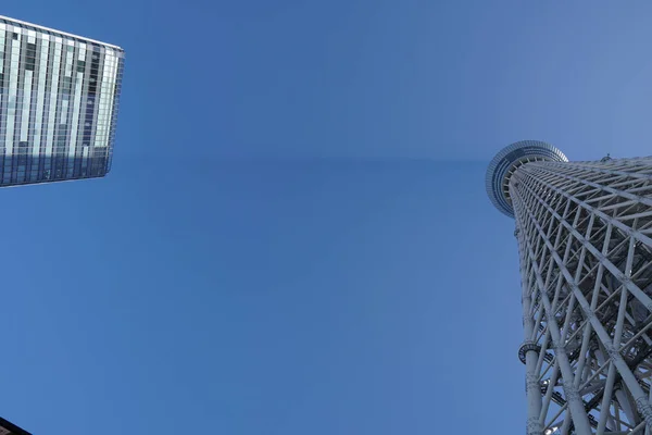 Spodní Pohled Tokyo Skytree Pod Modrou Oblohou — Stock fotografie