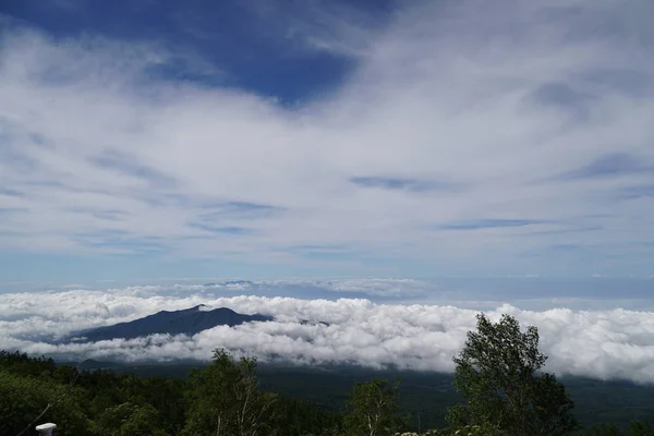 Γραφική Βολή Του Πράσινου Βουνού Πάνω Από Σύννεφα — Φωτογραφία Αρχείου