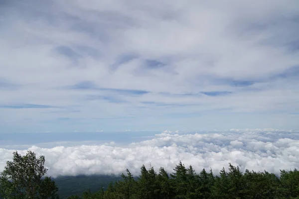 云彩之上的青山风景 — 图库照片