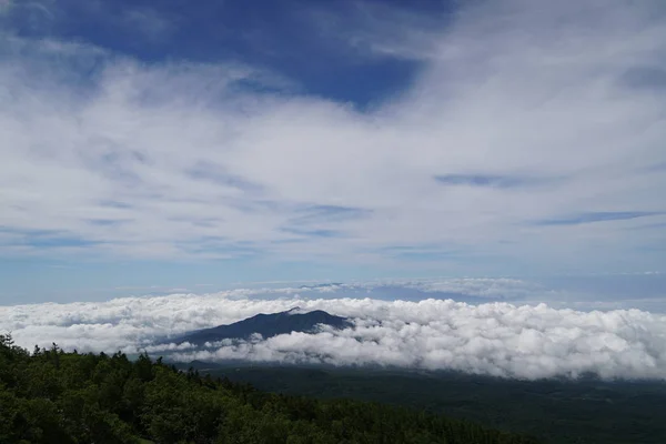 Bulutların Üstündeki Yeşil Dağın Manzaralı Görüntüsü — Stok fotoğraf