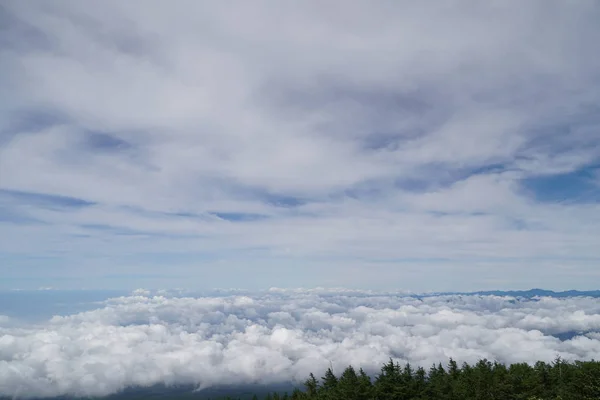 Schilderachtig Schot Van Groene Berg Boven Wolken — Stockfoto