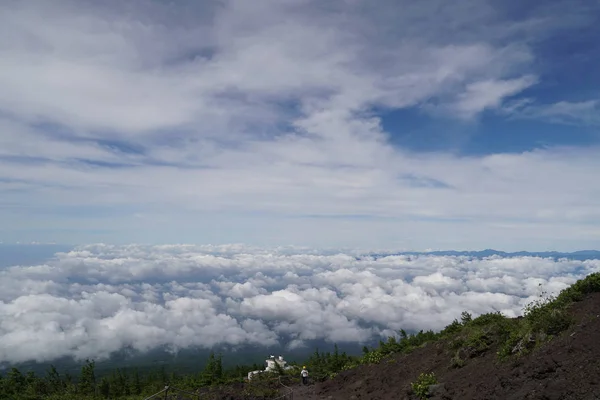 Живописный Снимок Зеленой Горы Над Облаками — стоковое фото