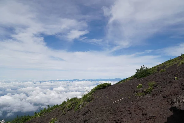 Plano Escénico Montaña Verde Sobre Las Nubes —  Fotos de Stock