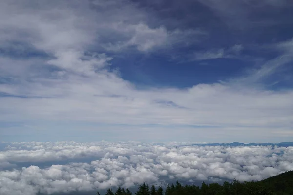 Schilderachtig Schot Van Groene Berg Boven Wolken — Stockfoto