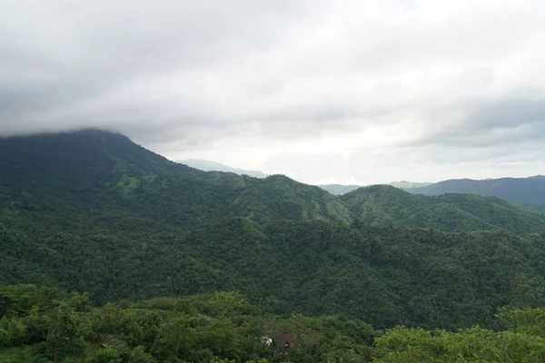 Plano Escénico Montañas Bosque Tropical Día Nublado —  Fotos de Stock