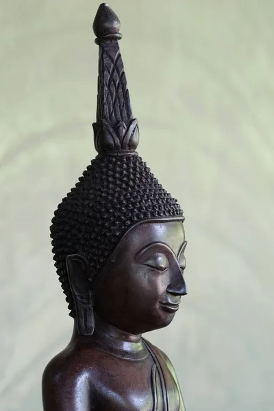 Piękny Posąg Buddy Starożytnej Świątyni Marmurowym Tle Ściany — Zdjęcie stockowe