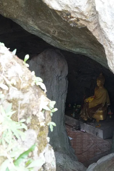 Hermosa Estatua Oro Buda Antiguo Templo Cueva — Foto de Stock