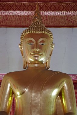 Antik tapınağın içindeki güzel altın Buda heykeli