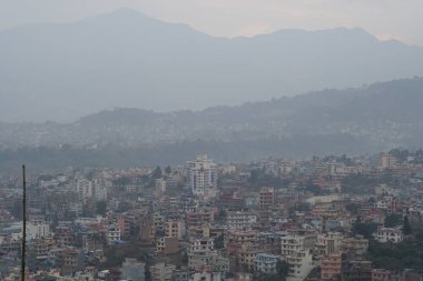Hindistan 'da Ganj nehrinin kıyısındaki büyük Hint şehrinin karesi sisli bir sabahta