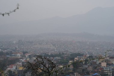 Hindistan 'da Ganj nehrinin kıyısındaki büyük Hint şehrinin karesi sisli bir sabahta