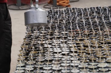 Tapınaktaki küçük mumların yakın çekim görüntüleri.