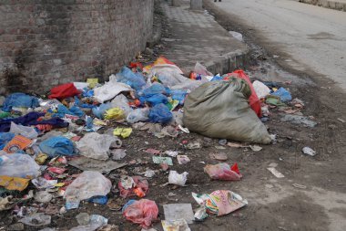 Sokakta bir sürü plastik çöpün yakın plan çekimi.
