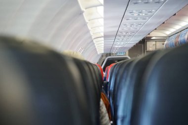 Modern uçağın içindeki sıra sıra koltuklar