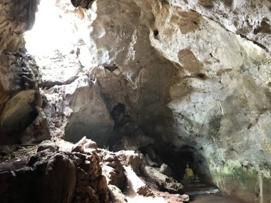 Budist tapınağındaki antik mağaranın manzaralı görüntüsü.