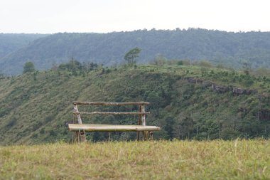 Bulutlu bir günde tepede bambu tezgahı manzarası