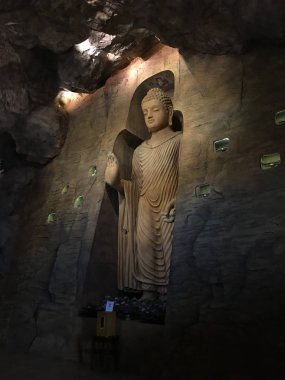 Buda heykeli olan güzel antik Budist tapınağının içi.