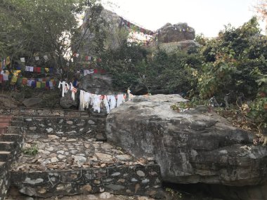 Tepede renkli çarşaflarla merdiven manzarası.