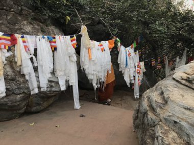 Tepede renkli çarşaflarla merdiven manzarası.