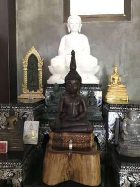 Buda heykeli olan güzel antik Budist tapınağının içi.