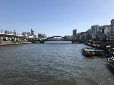 Tokyo, Japonya 'da güneşli bir günde Sumida Nehri' nin görüntüsü