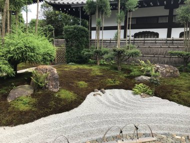 Güzel Japon bahçesinin manzaralı görüntüsü