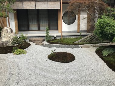 Güzel Japon bahçesinin manzaralı görüntüsü