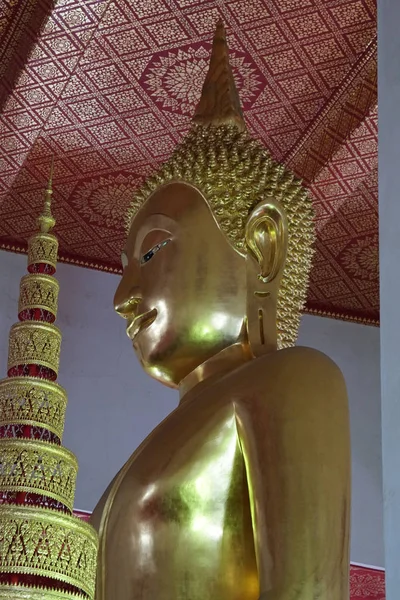 Beautiful Golden Buddha Statue Ancient Temple Interior — 스톡 사진