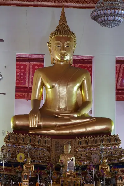 Piękna Złota Posąg Buddy Starożytnym Wnętrzu Świątyni — Zdjęcie stockowe