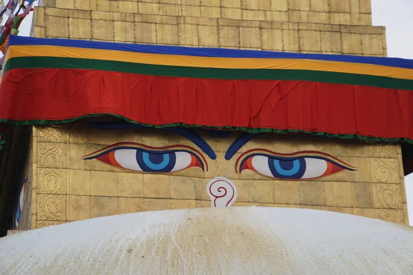 Namalované Oči Stěně Buddhistického Chrámu — Stock fotografie