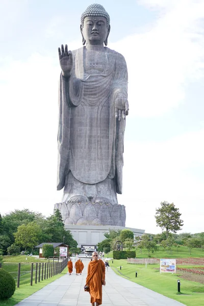 Monjes Budistas Caminando Delante Estatua Buda —  Fotos de Stock
