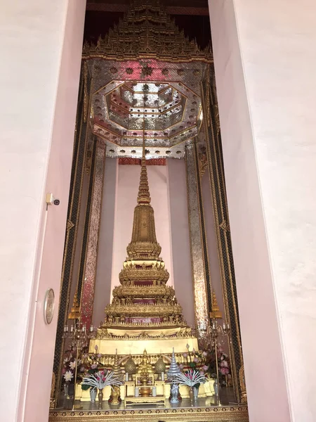 Wnętrze Pięknego Starożytnego Świątyni Buddyjskiej — Zdjęcie stockowe