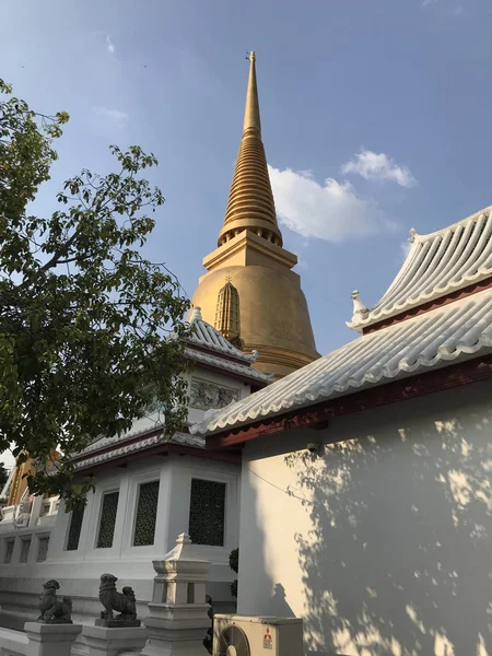 Bela Stupa Dourada Frente Céu Azul — Fotografia de Stock